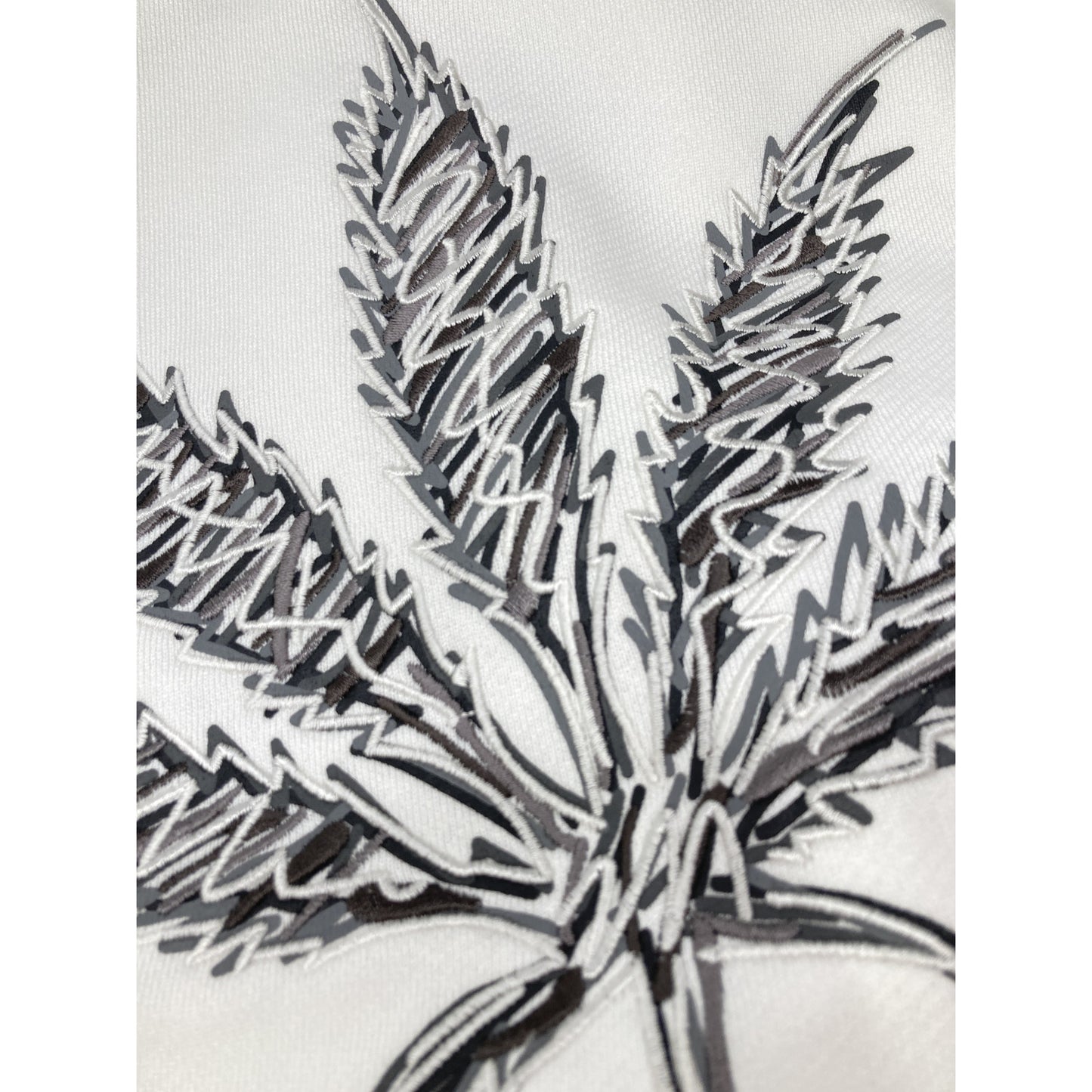 1piu1uguale3 ウノピゥウノウグァーレトレ MRB566 ホワイト BACK LEAF PULLOVER PARKA バックリーフプルオーバーパーカ トップス Ⅲ