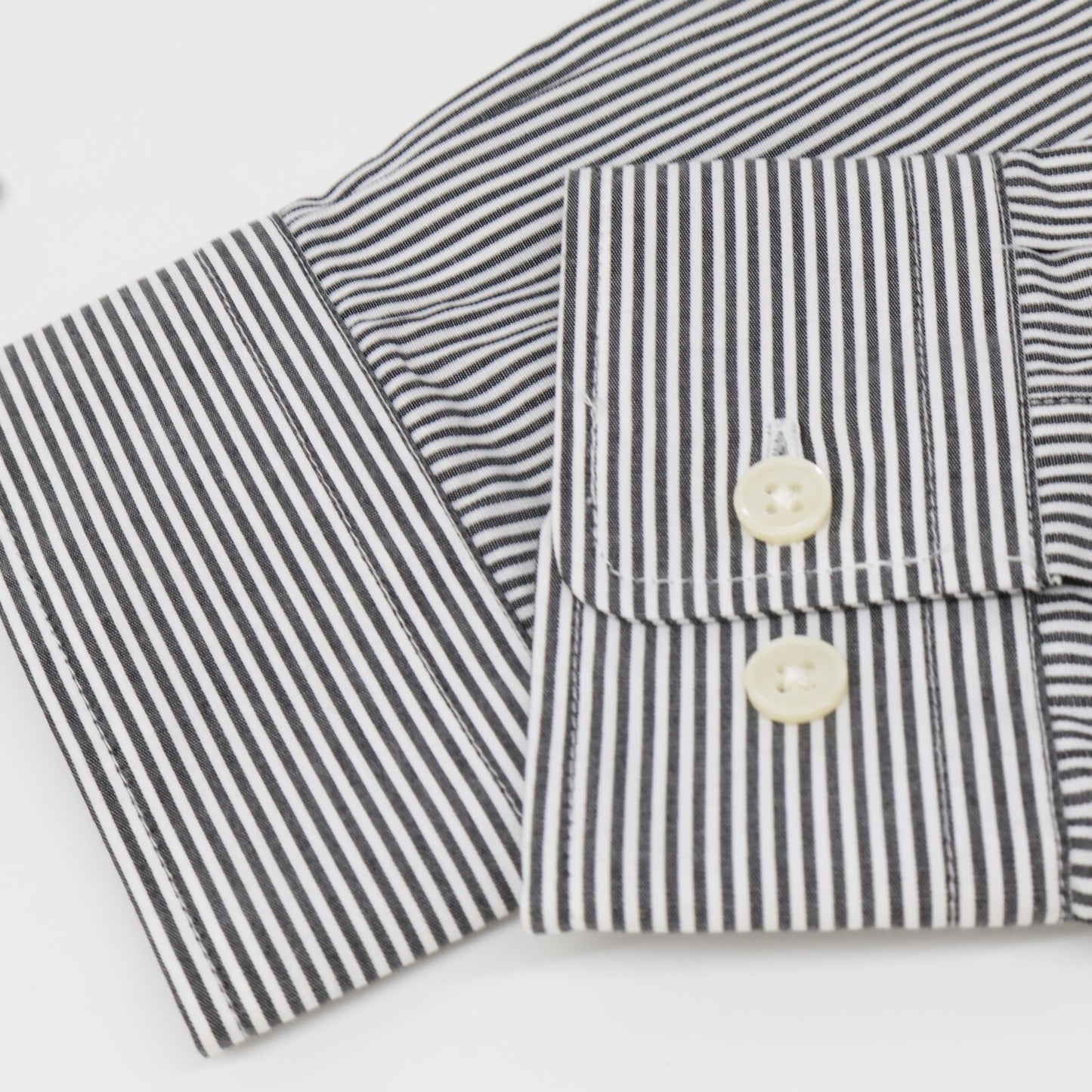 D/HILL ダウンヒル ﾎﾜｲﾄ ｽﾄﾗｲﾌﾟ ｼｬﾂﾌﾞﾙｿﾞﾝ トップス 表記なし