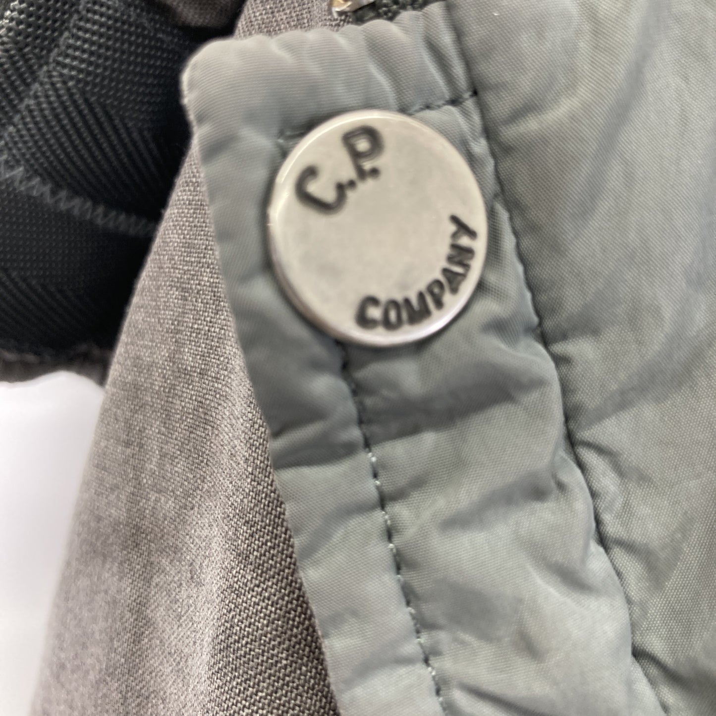 C.P.COMPANY シーピーカンパニー 51184168 ｸﾞﾚｰ×ｸﾞﾘｰﾝ ﾘﾊﾞｰｼﾌﾞﾙｼﾞｬｹｯﾄ ジャケット 48