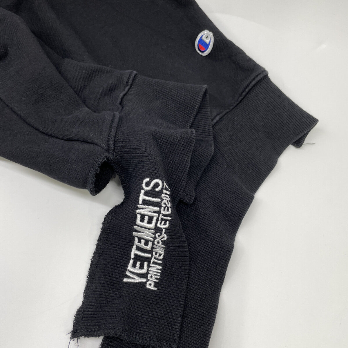 VETEMENTS ヴェトモン 【×Champion】ﾌﾞﾗｯｸ CUTOUT NECKLINE SWEAT SHIRT トップス S