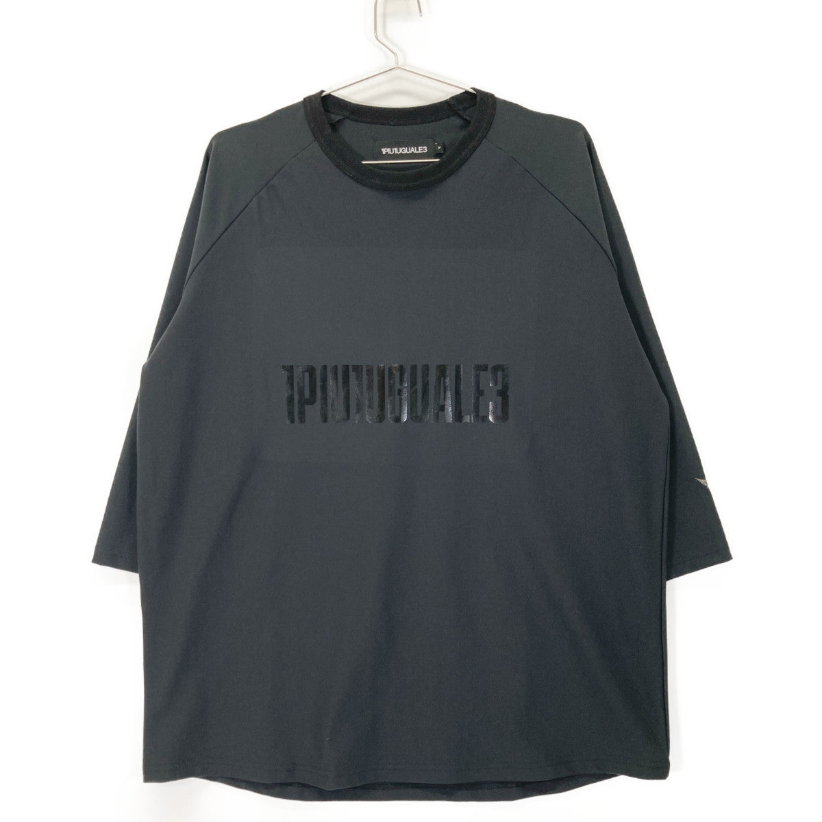 1piu1uguale3 ウノピゥウノウグァーレトレ TF049 ×SAINT MAFIA CLUB ﾌﾞﾗｯｸ ﾛｺﾞ ﾗｸﾞﾗﾝ トップス V（L）