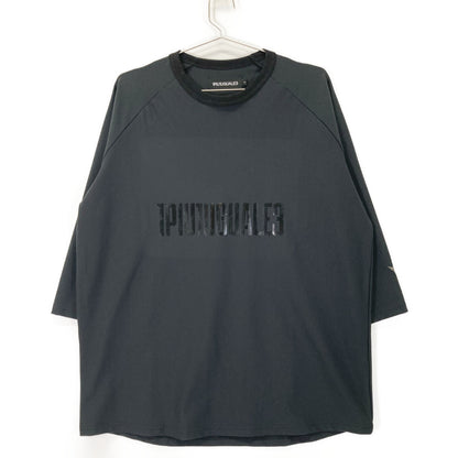 1piu1uguale3 ウノピゥウノウグァーレトレ TF049 ×SAINT MAFIA CLUB ﾌﾞﾗｯｸ ﾛｺﾞ ﾗｸﾞﾗﾝ トップス V（L）