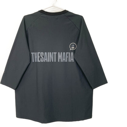 1piu1uguale3 ウノピゥウノウグァーレトレ TF049 ×SAINT MAFIA CLUB ﾌﾞﾗｯｸ ﾛｺﾞ ﾗｸﾞﾗﾝ トップス V（L）