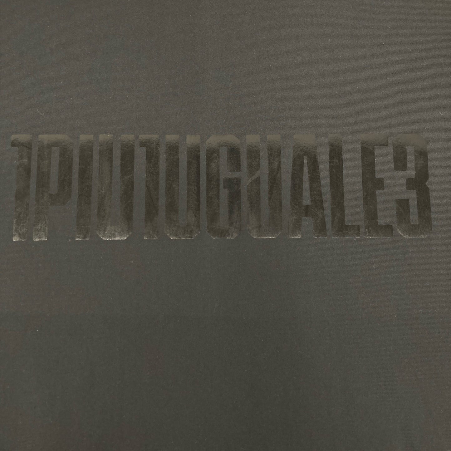 1piu1uguale3 ウノピゥウノウグァーレトレ TF049 ×SAINT MAFIA CLUB ﾌﾞﾗｯｸ ﾛｺﾞ ﾗｸﾞﾗﾝ トップス V（L）