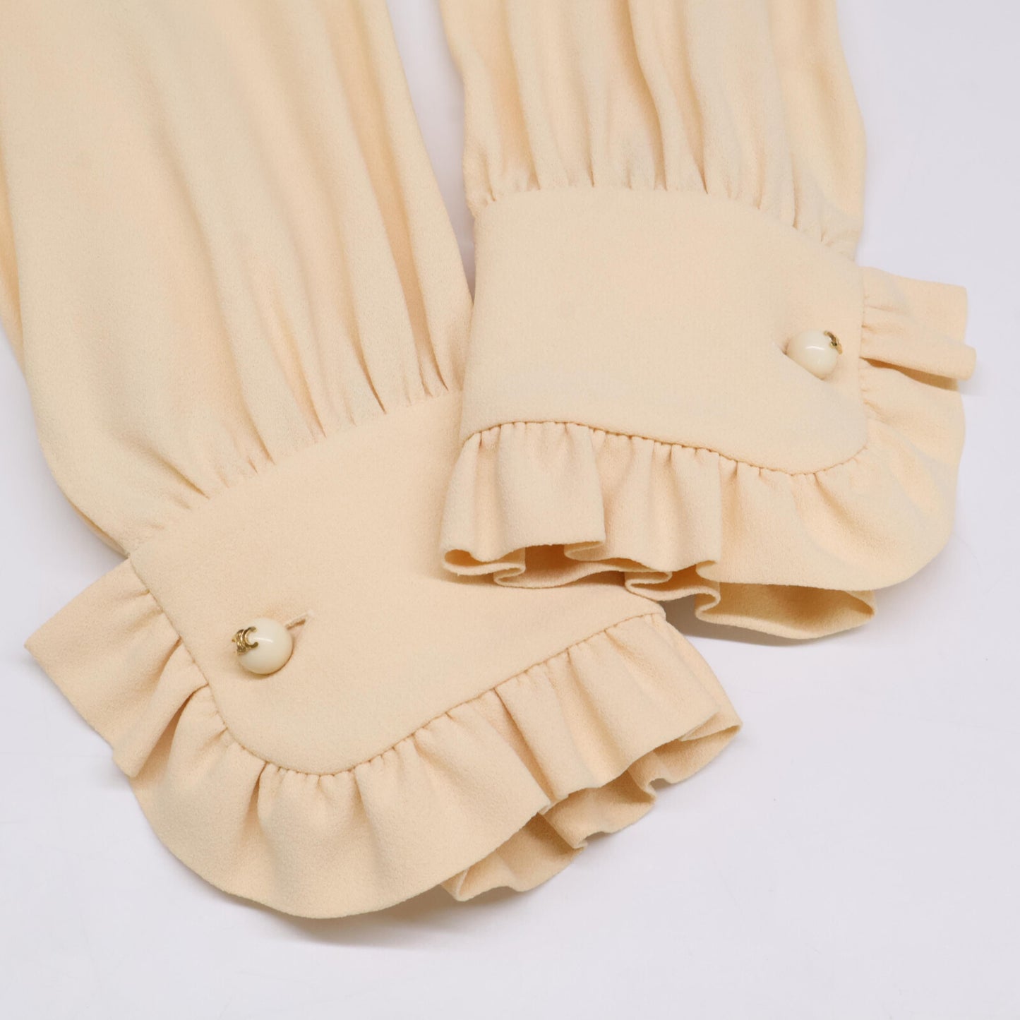 CELINE セリーヌ 2B395865C ﾍﾞｰｼﾞｭ系 ﾄﾘｵﾝﾌﾎﾞﾀﾝ ﾗｰｼﾞﾎﾞｳ付きﾌﾞﾗｳｽ トップス 40