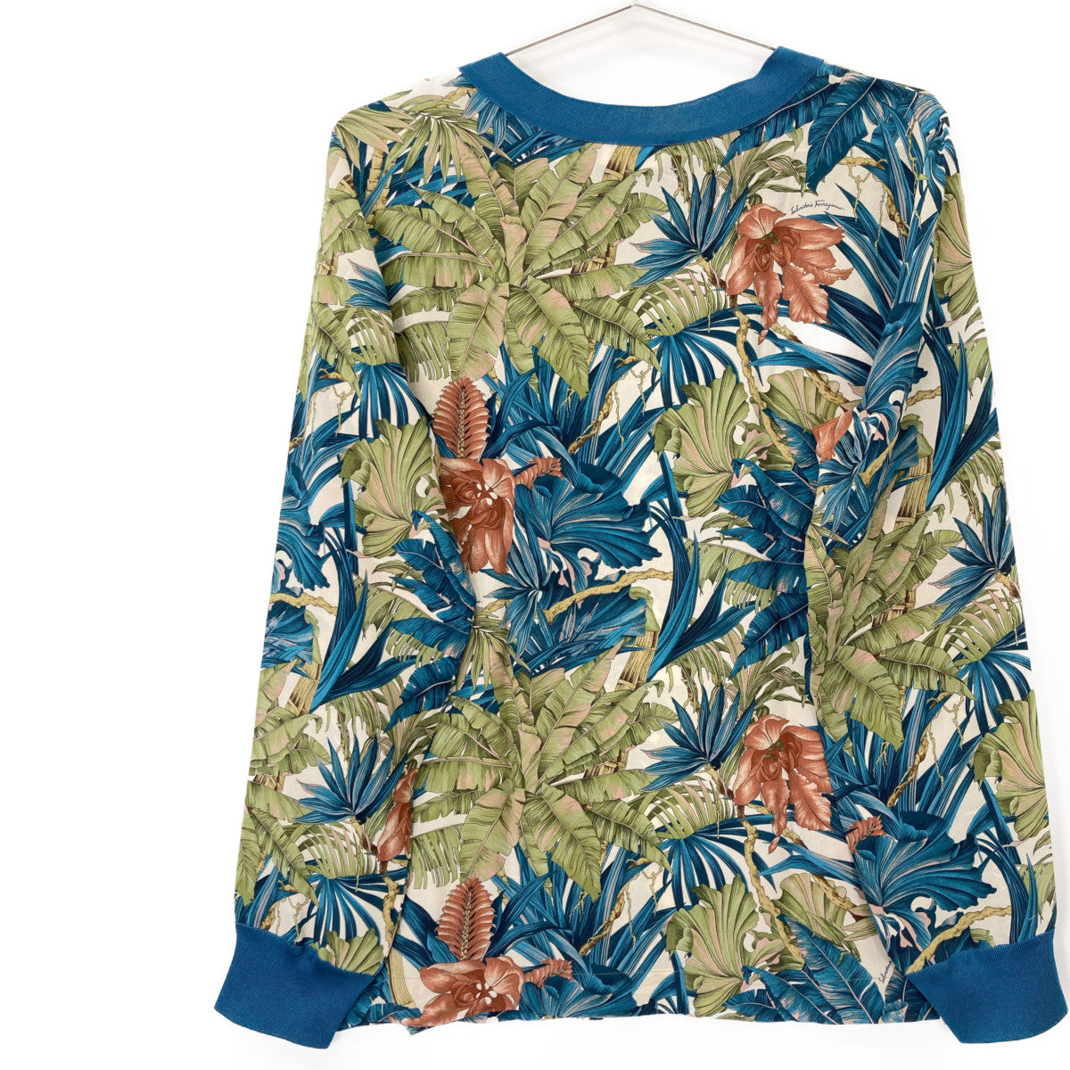 Salvatore Ferragamo サルヴァトーレフェラガモ ﾌﾞﾙｰ 7958-094 19年 ﾎﾞﾀﾆｶﾙ ｼﾙｸﾌﾟﾘﾝﾄ ｶｯﾄｿｰ トップス 38