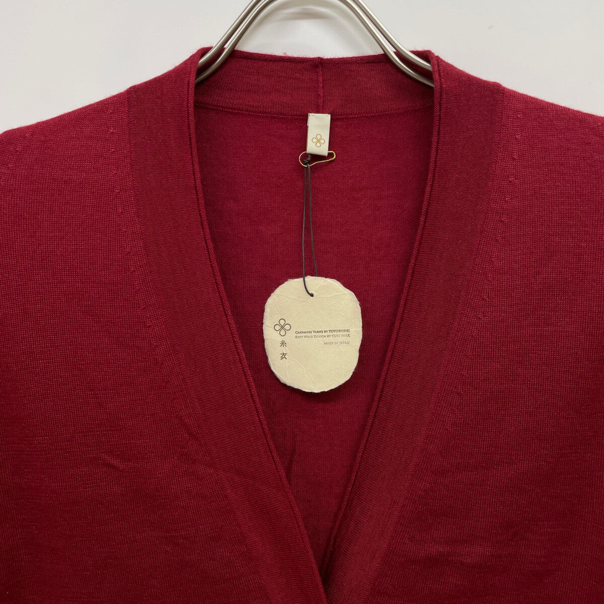 TOYOBOSHI トウヨウボウシ 糸衣 あずき NAEBA-STH ｶｼﾐﾔｼﾙｸ 09ITｰCS0003 ﾆｯﾄｶｰﾃﾞｨｶﾞﾝ トップス F