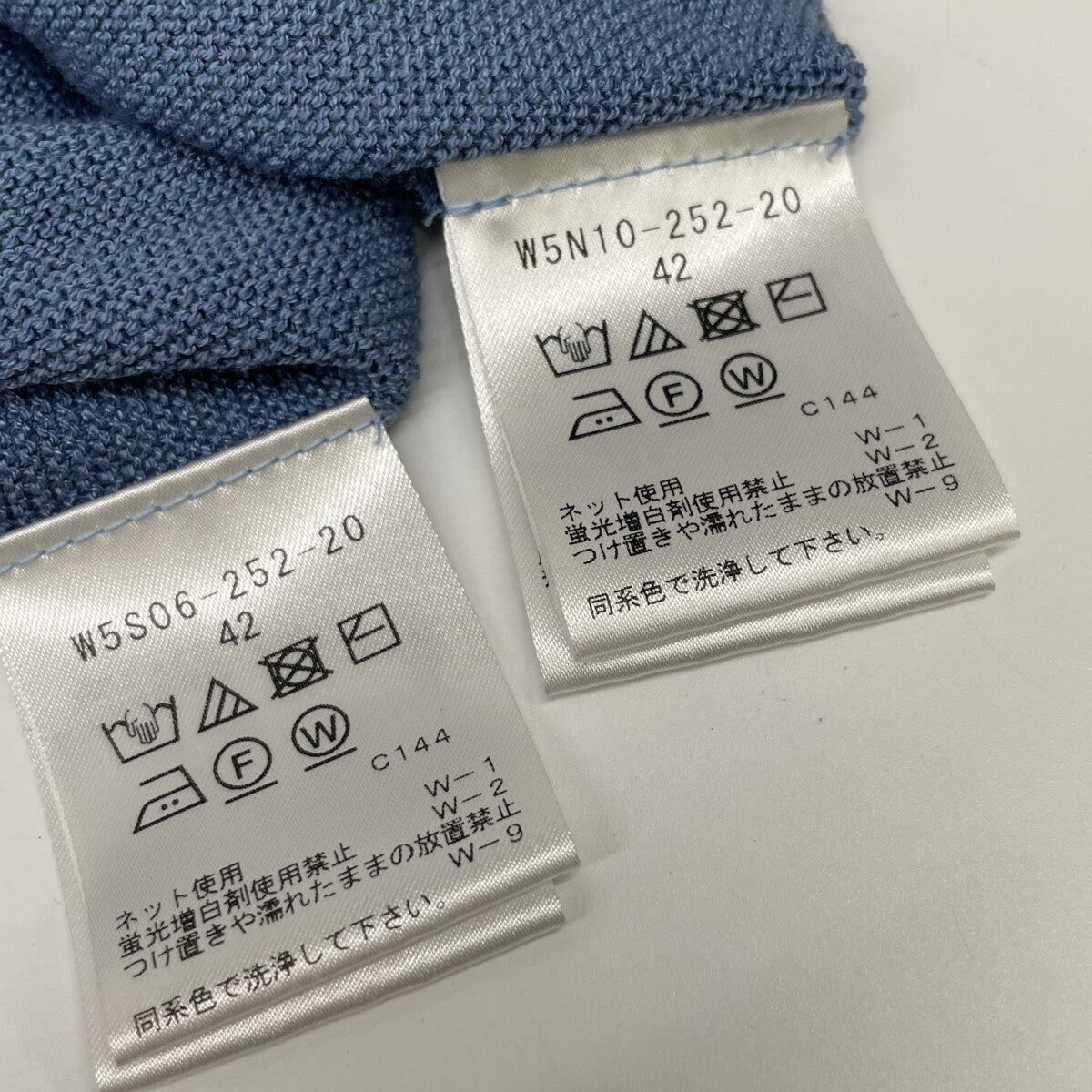 TO BE CHIC トゥービーシック 22年 ﾌﾞﾙｰ ﾚｰﾖﾝﾎﾟﾘｴｽﾃﾙ ﾌﾟﾙｵｰﾊﾞｰﾆｯﾄ ｾｯﾄｱｯﾌﾟ スーツ セットアップ 42