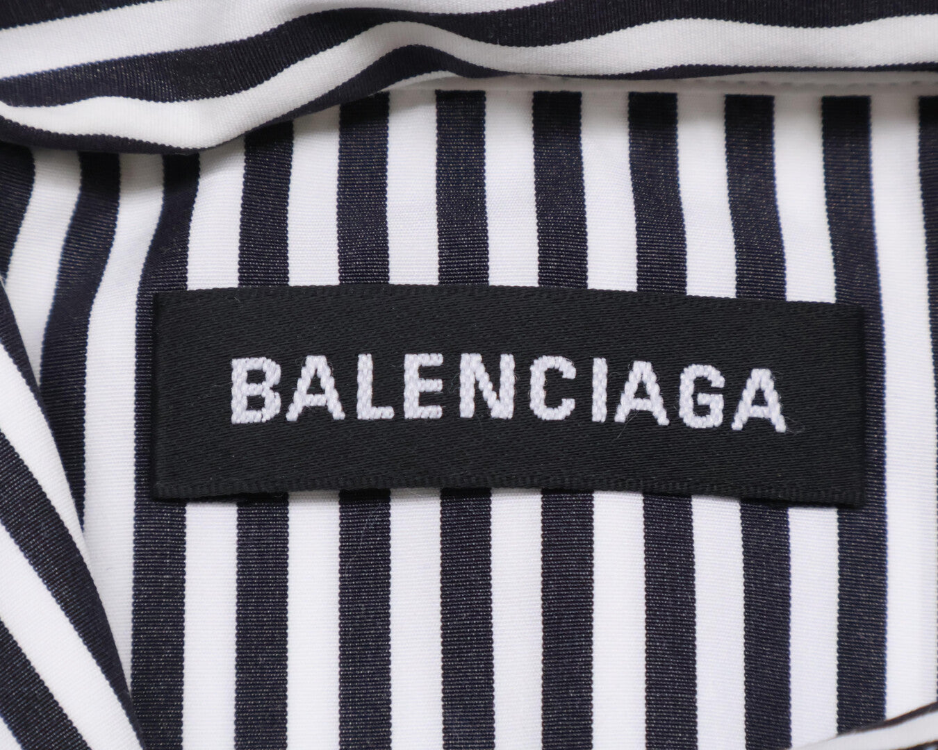 BALENCIAGA バレンシアガ ﾌﾞﾗｯｸ/ﾎﾜｲﾄ ｽﾄﾗｲﾌﾟ 534333 2018年製 刺繍ｼｬﾂ トップス 39