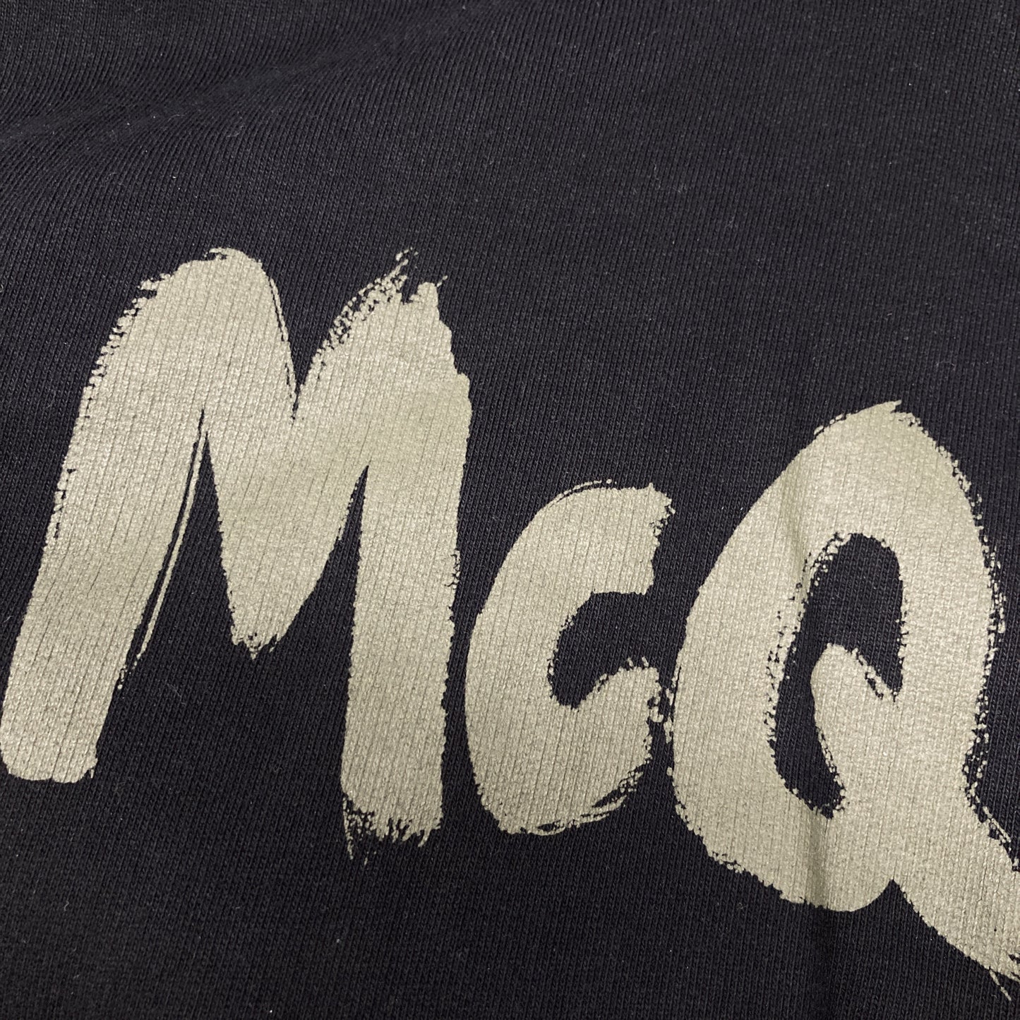 Alexander McQueen アレキサンダーマックイーン ﾌﾞﾗｯｸ 23年 688715QTAAB ﾍﾟｲﾝﾄﾛｺﾞ ﾌﾟﾙｵｰﾊﾞｰﾌｰﾃﾞｨ トップス M