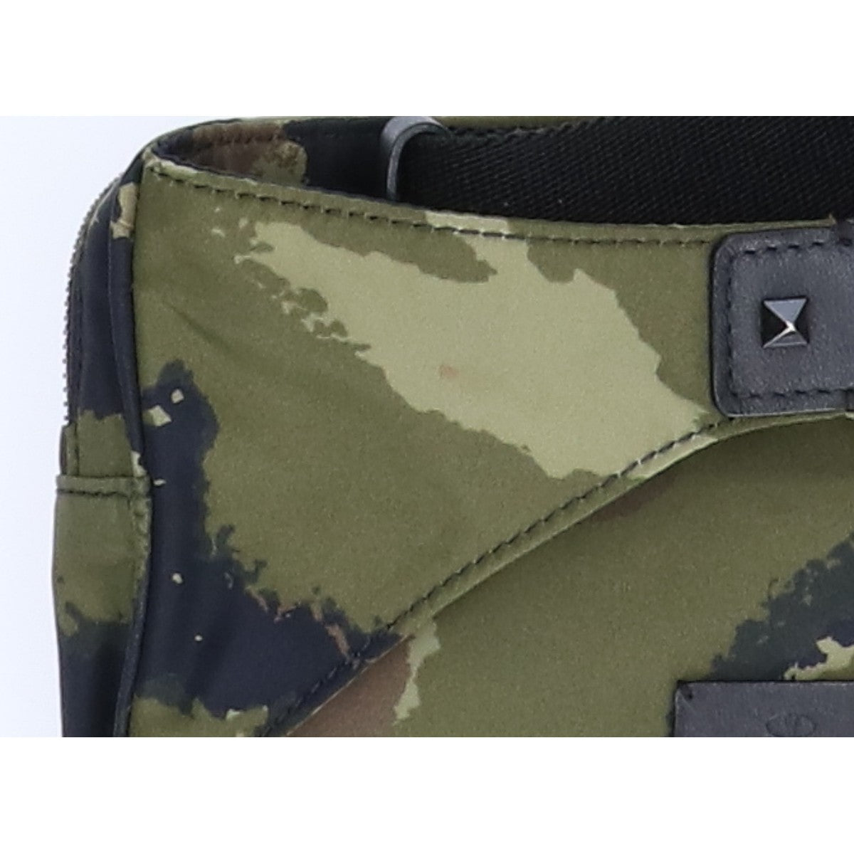 Valentino Garavani ヴァレンティノガラヴァーニ ロックスタッズ カモフラージュ柄 ナイロン ボディバッグ
