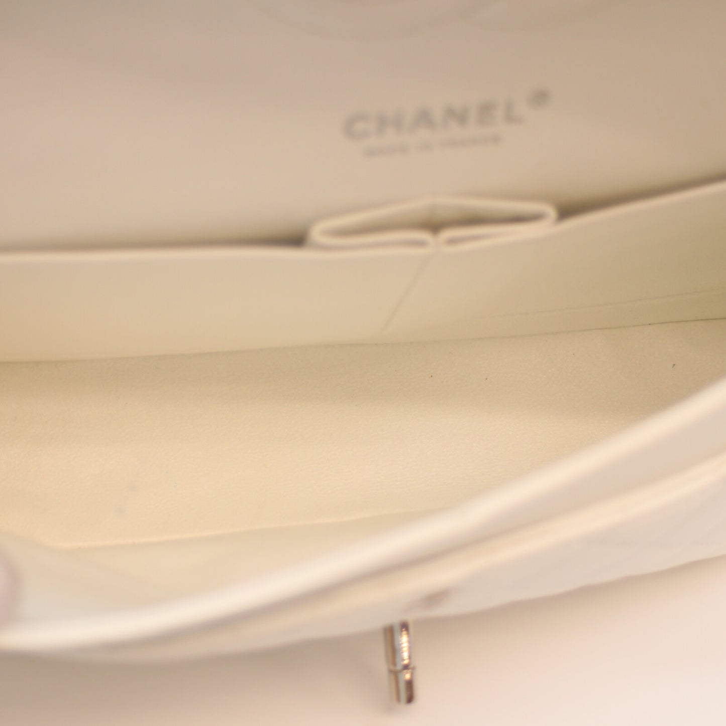 CHANEL シャネル 11番 A01112 白 ﾗﾑ ｼﾙﾊﾞｰ金具 Wﾌﾗｯﾌﾟ ﾏﾄﾗｯｾ25 ショルダーバッグ