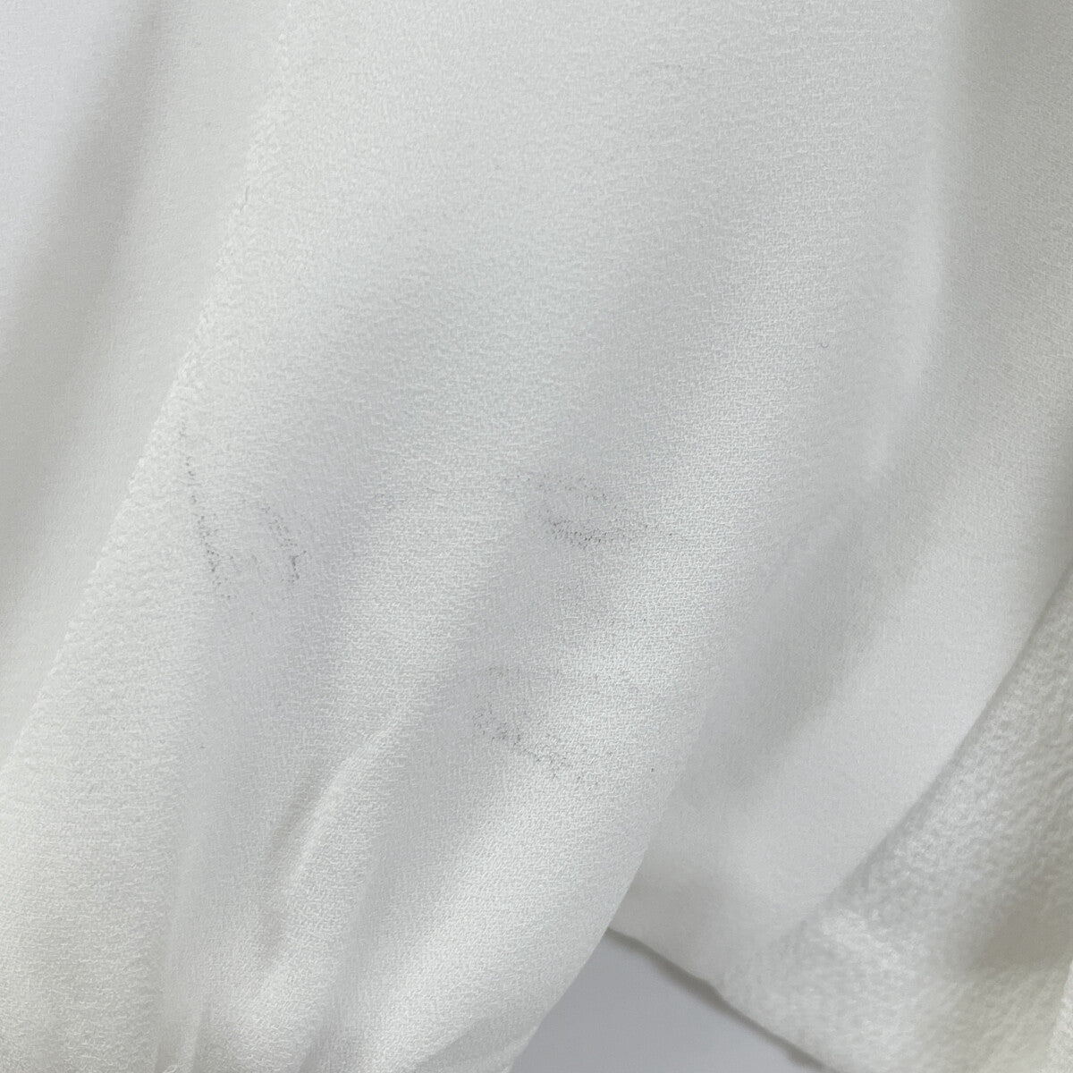 UN3D アンスリード ﾎﾜｲﾄ ﾎﾟﾘｴｽﾃﾙ ｷﾞｬｻﾞｰｼｮｰﾄｸﾛｯﾌﾟﾄﾞﾌﾞﾗｳｽ トップス F