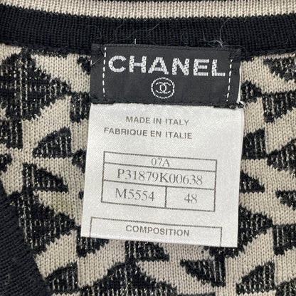 CHANEL シャネル 07A P31879K00638 ﾍﾞｰｼﾞｭ×ﾌﾞﾗｯｸ ｳｰﾙ混 総柄 Vﾈｯｸﾆｯﾄﾌﾟﾙｵｰﾊﾞｰ トップス 48