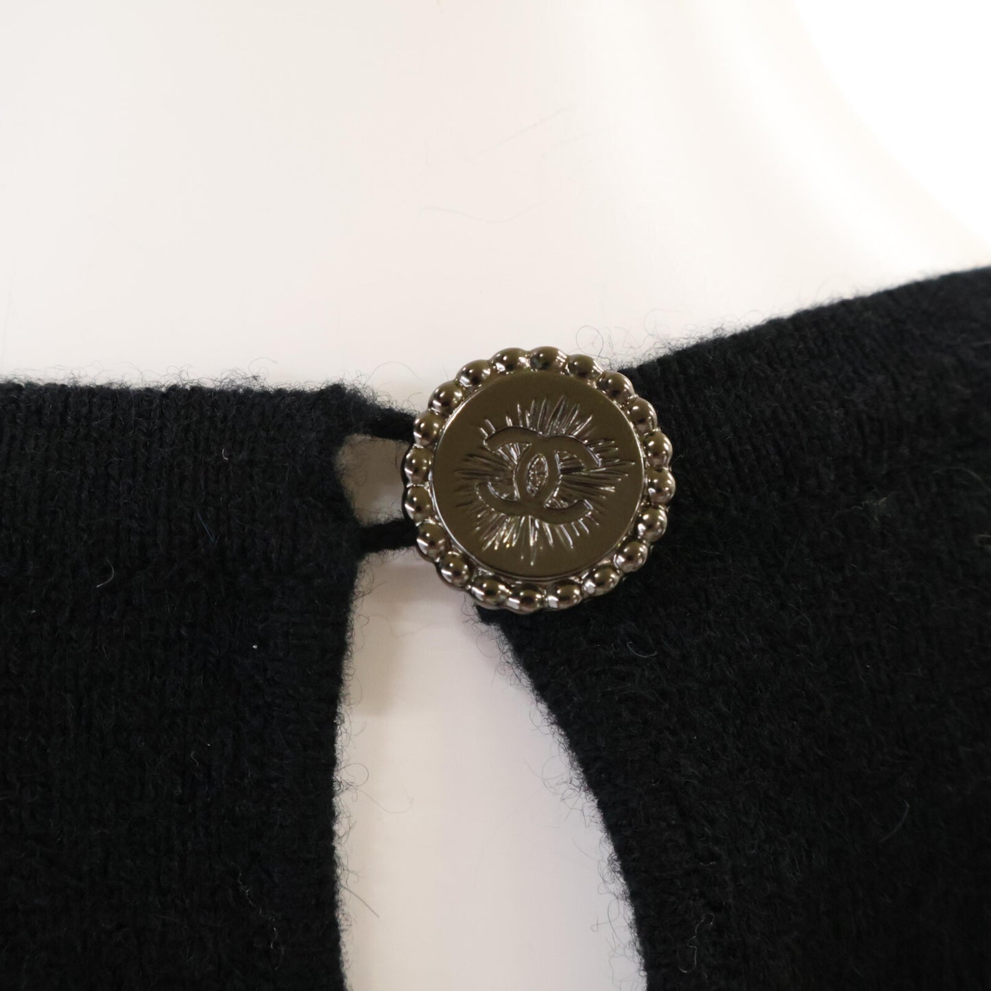 CHANEL シャネル 美品 国内正規 P40686K02963 フェイクパール＆ココボタン フラワーモチーフ カシミヤ ノースリーブニット ワンピース 38