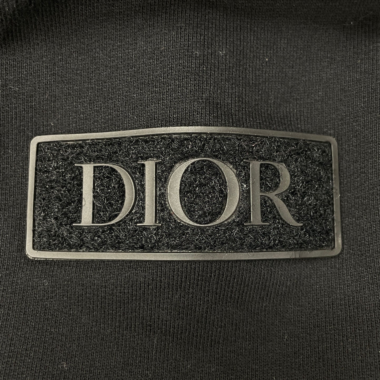 DIOR ディオール 933J601B0531 19AW ﾌﾞﾗｯｸ ｽﾘｰﾌﾞﾛｺﾞﾊﾟｯﾁﾌｰﾃﾞｯﾄﾞﾌﾟﾙｵｰﾊﾞｰｽｳｪｯﾄ トップス S