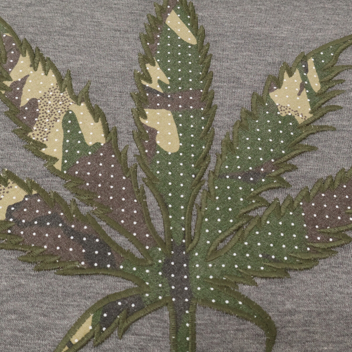 1piu1uguale3 ウノピゥウノウグァーレトレ MRT290 ｸﾞﾚｰ CAMO LEAF R-NECK TEE ﾊﾞｯｸｶﾓﾘｰﾌTｼｬﾂ トップス 6