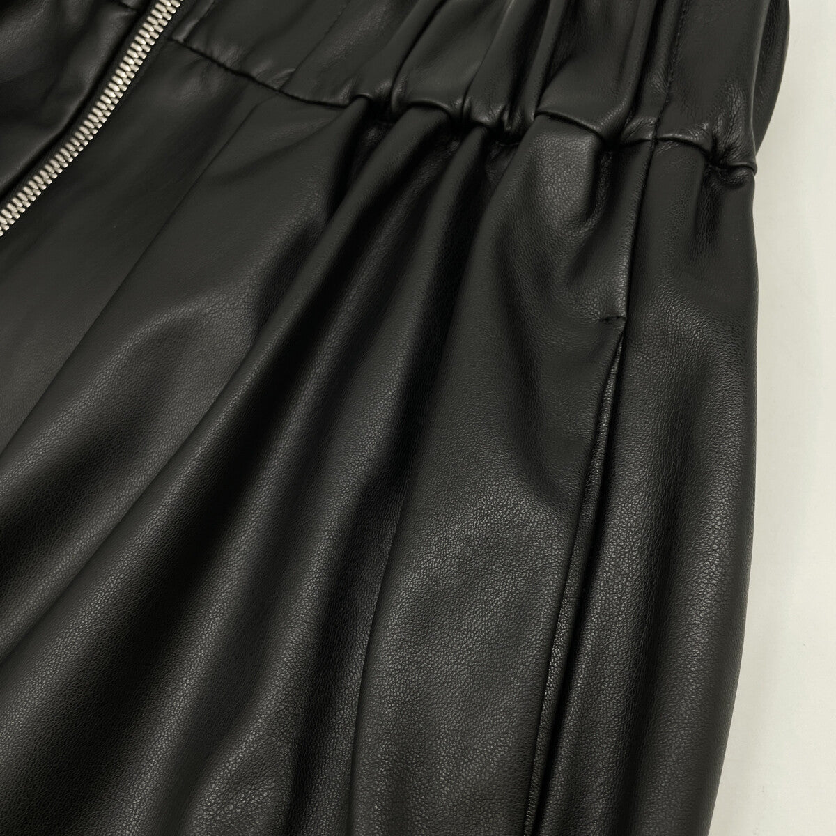 upper hights アッパーハイツ 20JD00602BLK 24SS ﾌﾞﾗｯｸ ﾌｪｲｸﾚｻﾞｰ Kylie ﾌﾚｱｽｶｰﾄ スカート 1