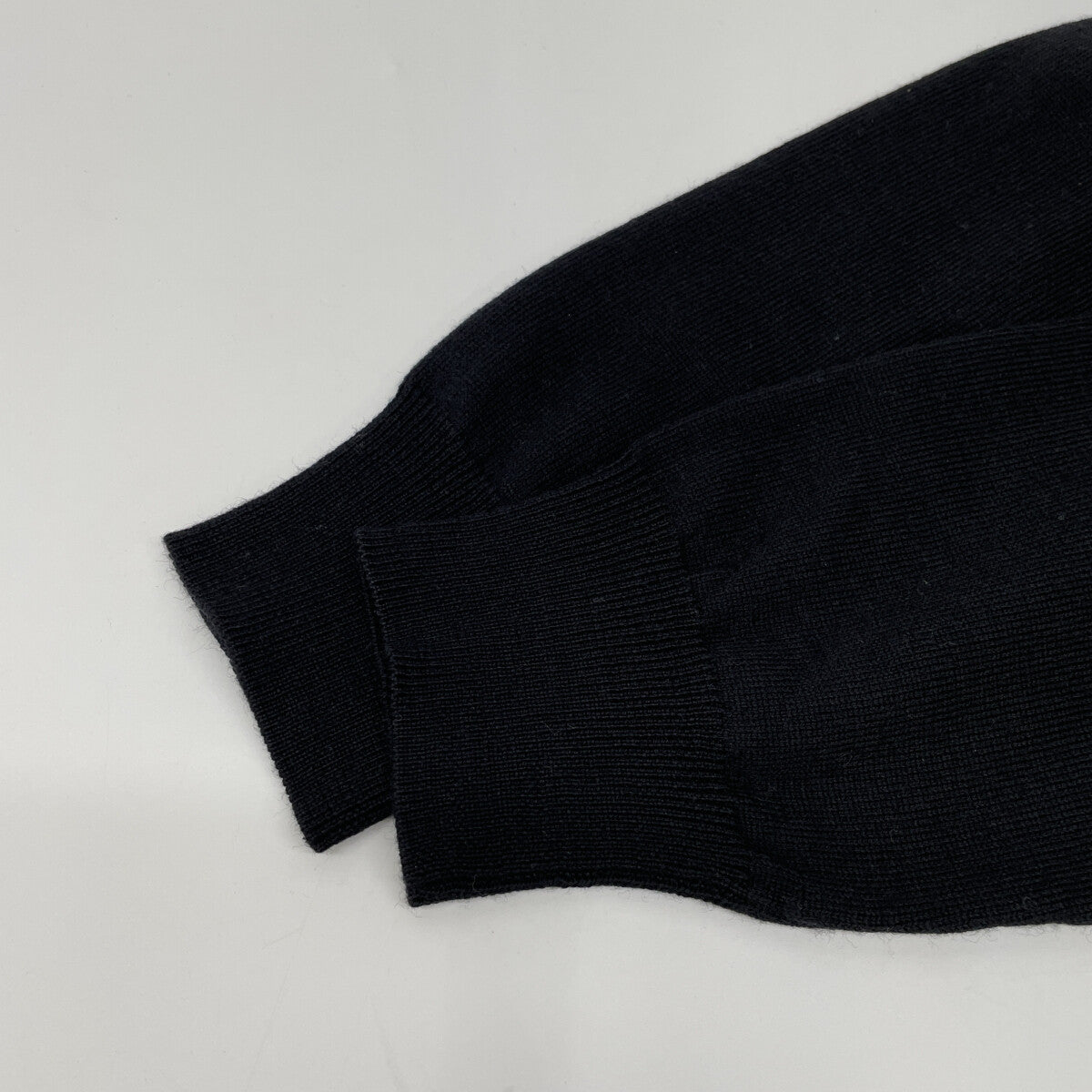 Cruciani クルチアーニ ﾌﾞﾗｯｸ ｳｰﾙ100 ﾎﾞﾀﾝﾆｯﾄｶｰﾃﾞｨｶﾞﾝ トップス 48