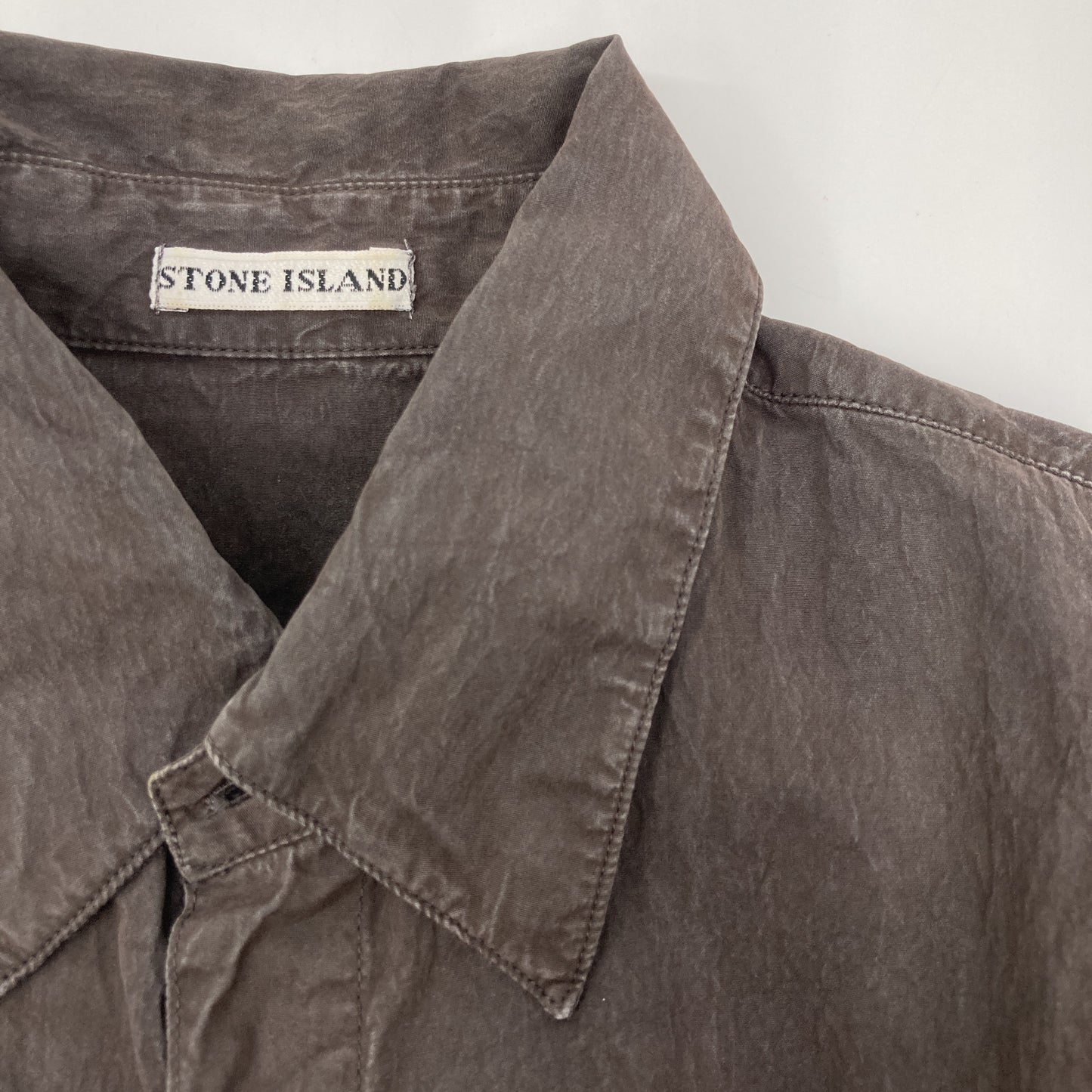 STONE ISLAND ストーンアイランド 31151514 ﾌﾞﾗｳﾝ ｵｰﾊﾞｰﾀﾞｲ ﾀｲﾌﾟﾗｲﾀｰｺｯﾄﾝｼｬﾂ トップス S