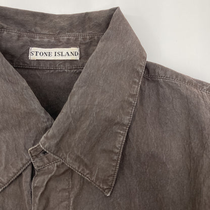 STONE ISLAND ストーンアイランド 31151514 ﾌﾞﾗｳﾝ ｵｰﾊﾞｰﾀﾞｲ ﾀｲﾌﾟﾗｲﾀｰｺｯﾄﾝｼｬﾂ トップス S