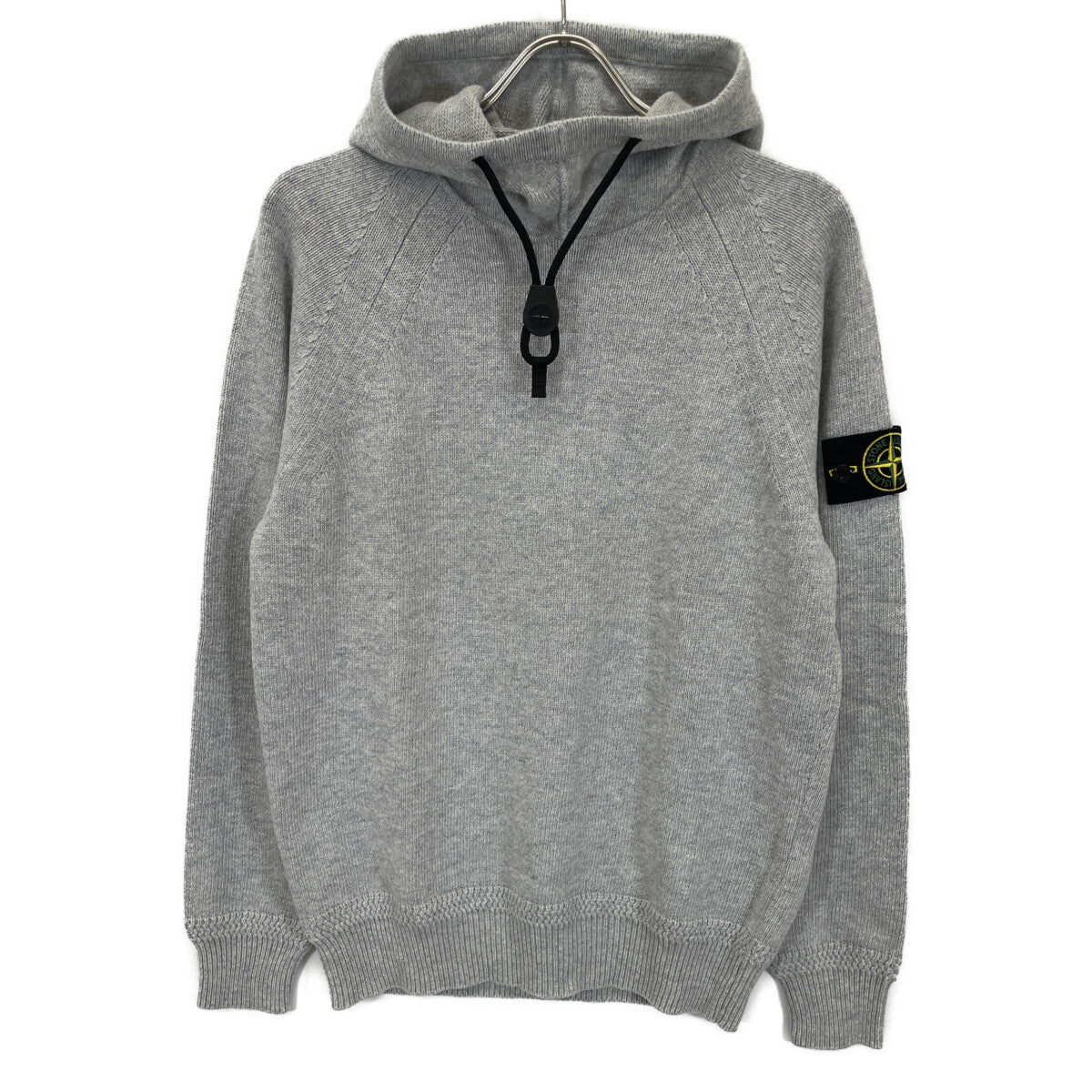 STONE ISLAND ストーンアイランド 7315550A7 ｸﾞﾚｰ ｳｰﾙ混 ｺﾝﾊﾟｽﾊﾟｯﾁ ﾄﾞﾛｰｽﾄﾘﾝｸﾞ ﾆｯﾄﾌｰﾃﾞｨﾌﾟﾙｵｰﾊﾞｰ トップス M