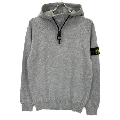 STONE ISLAND ストーンアイランド 7315550A7 ｸﾞﾚｰ ｳｰﾙ混 ｺﾝﾊﾟｽﾊﾟｯﾁ ﾄﾞﾛｰｽﾄﾘﾝｸﾞ ﾆｯﾄﾌｰﾃﾞｨﾌﾟﾙｵｰﾊﾞｰ トップス M