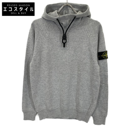 STONE ISLAND ストーンアイランド 7315550A7 ｸﾞﾚｰ ｳｰﾙ混 ｺﾝﾊﾟｽﾊﾟｯﾁ ﾄﾞﾛｰｽﾄﾘﾝｸﾞ ﾆｯﾄﾌｰﾃﾞｨﾌﾟﾙｵｰﾊﾞｰ トップス M