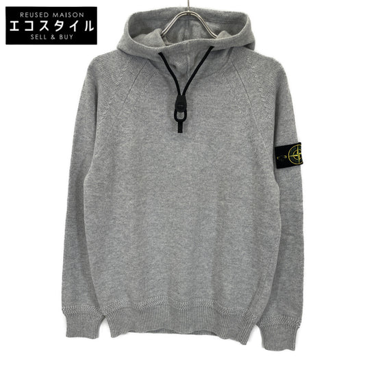 STONE ISLAND ストーンアイランド 7315550A7 ｸﾞﾚｰ ｳｰﾙ混 ｺﾝﾊﾟｽﾊﾟｯﾁ ﾄﾞﾛｰｽﾄﾘﾝｸﾞ ﾆｯﾄﾌｰﾃﾞｨﾌﾟﾙｵｰﾊﾞｰ トップス M