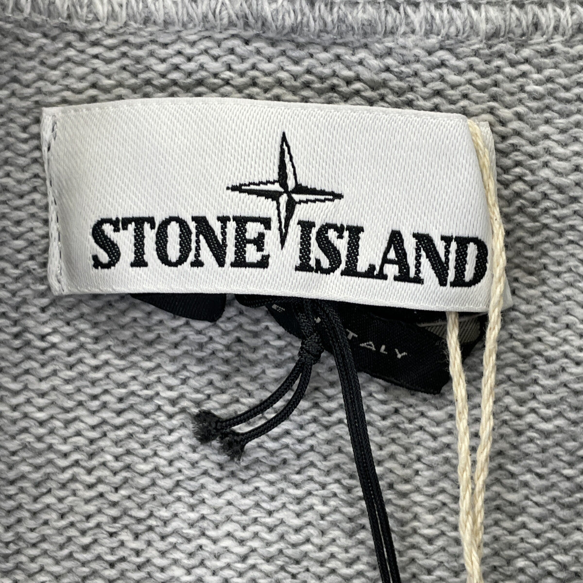 STONE ISLAND ストーンアイランド 7315550A7 ｸﾞﾚｰ ｳｰﾙ混 ｺﾝﾊﾟｽﾊﾟｯﾁ ﾄﾞﾛｰｽﾄﾘﾝｸﾞ ﾆｯﾄﾌｰﾃﾞｨﾌﾟﾙｵｰﾊﾞｰ トップス M