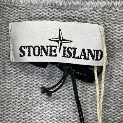 STONE ISLAND ストーンアイランド 7315550A7 ｸﾞﾚｰ ｳｰﾙ混 ｺﾝﾊﾟｽﾊﾟｯﾁ ﾄﾞﾛｰｽﾄﾘﾝｸﾞ ﾆｯﾄﾌｰﾃﾞｨﾌﾟﾙｵｰﾊﾞｰ トップス M