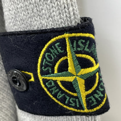 STONE ISLAND ストーンアイランド 7315550A7 ｸﾞﾚｰ ｳｰﾙ混 ｺﾝﾊﾟｽﾊﾟｯﾁ ﾄﾞﾛｰｽﾄﾘﾝｸﾞ ﾆｯﾄﾌｰﾃﾞｨﾌﾟﾙｵｰﾊﾞｰ トップス M