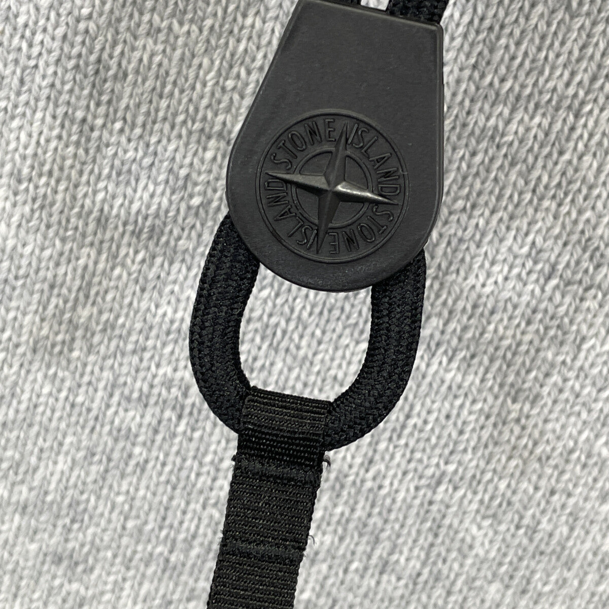 STONE ISLAND ストーンアイランド 7315550A7 ｸﾞﾚｰ ｳｰﾙ混 ｺﾝﾊﾟｽﾊﾟｯﾁ ﾄﾞﾛｰｽﾄﾘﾝｸﾞ ﾆｯﾄﾌｰﾃﾞｨﾌﾟﾙｵｰﾊﾞｰ トップス M