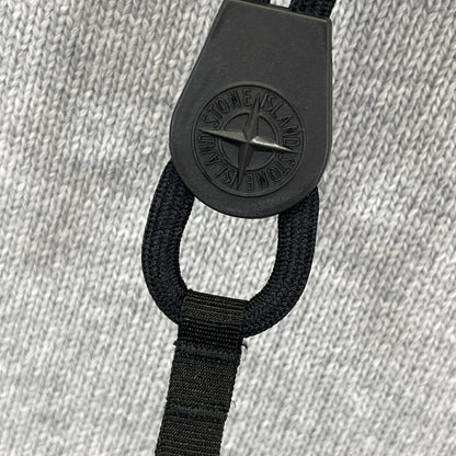 STONE ISLAND ストーンアイランド 7315550A7 ｸﾞﾚｰ ｳｰﾙ混 ｺﾝﾊﾟｽﾊﾟｯﾁ ﾄﾞﾛｰｽﾄﾘﾝｸﾞ ﾆｯﾄﾌｰﾃﾞｨﾌﾟﾙｵｰﾊﾞｰ トップス M