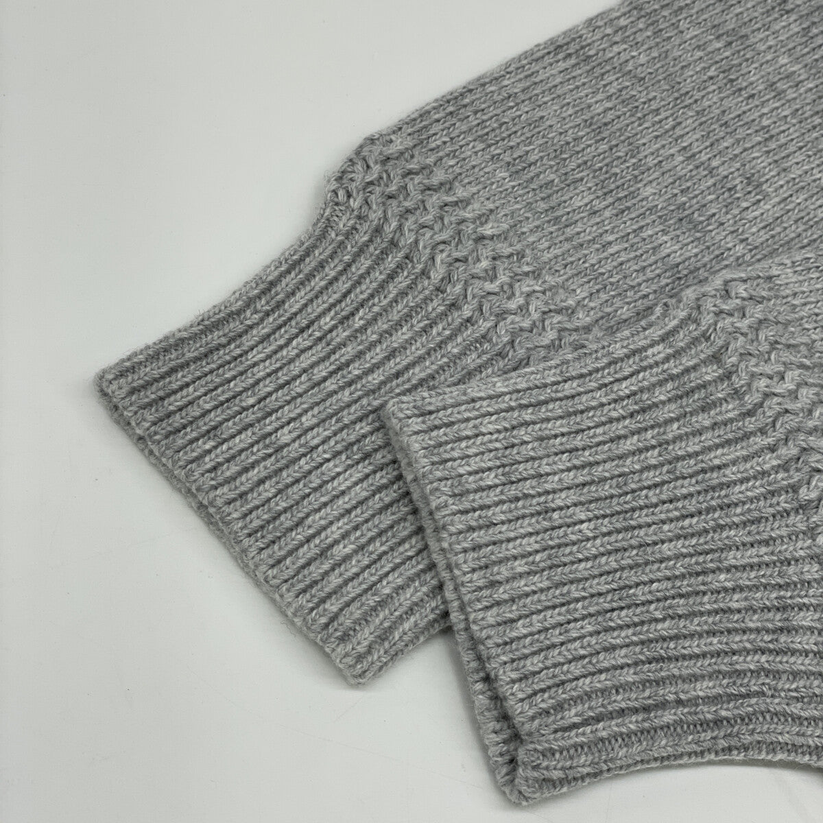 STONE ISLAND ストーンアイランド 7315550A7 ｸﾞﾚｰ ｳｰﾙ混 ｺﾝﾊﾟｽﾊﾟｯﾁ ﾄﾞﾛｰｽﾄﾘﾝｸﾞ ﾆｯﾄﾌｰﾃﾞｨﾌﾟﾙｵｰﾊﾞｰ トップス M