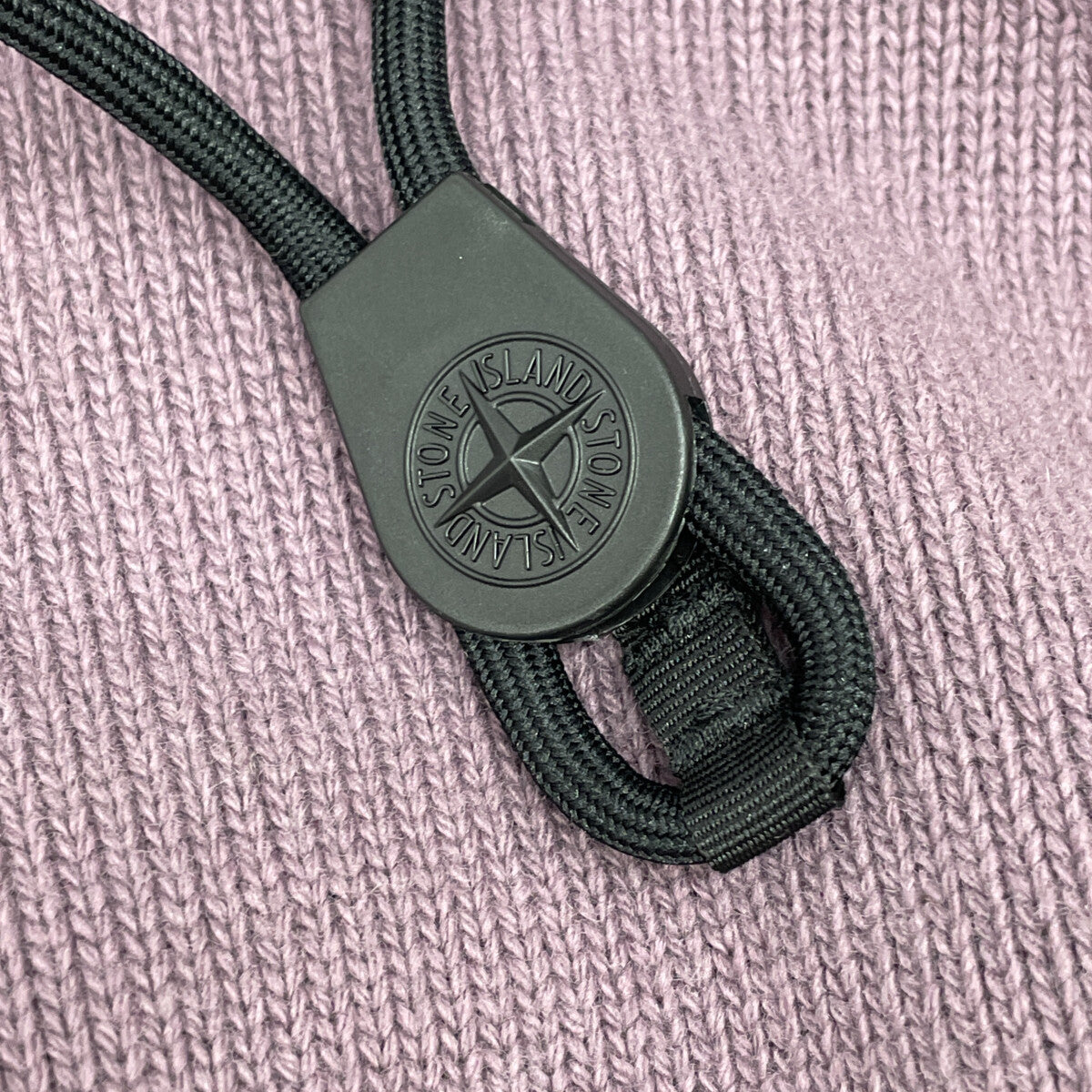 STONE ISLAND ストーンアイランド 7315550A7 ﾊﾟｰﾌﾟﾙ ｳｰﾙ混 ｺﾝﾊﾟｽﾊﾟｯﾁ ﾄﾞﾛｰｽﾄﾘﾝｸﾞ ﾆｯﾄﾌｰﾃﾞｨﾌﾟﾙｵｰﾊﾞｰ トップス M