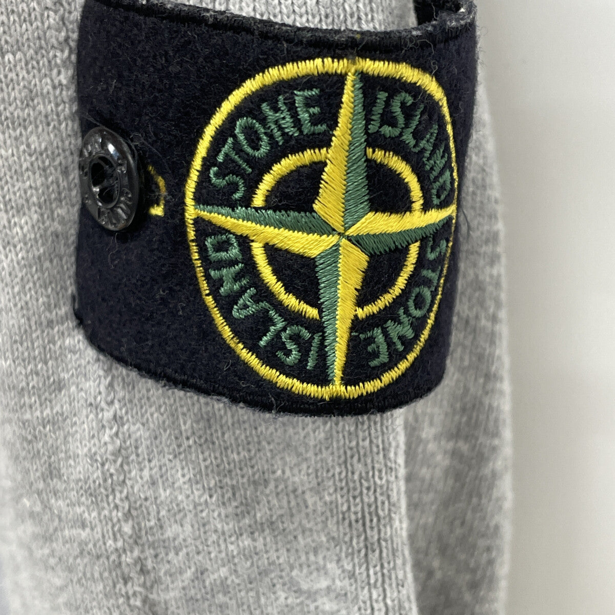 STONE ISLAND ストーンアイランド 6415562B2 ｸﾞﾚｰ ｺｯﾄﾝ ｺﾝﾊﾟｽﾊﾟｯﾁ ｼﾞｯﾌﾟｱｯﾌﾟﾆｯﾄｶｰﾃﾞｨｶﾞﾝ トップス M