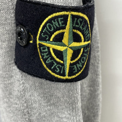 STONE ISLAND ストーンアイランド 6415562B2 ｸﾞﾚｰ ｺｯﾄﾝ ｺﾝﾊﾟｽﾊﾟｯﾁ ｼﾞｯﾌﾟｱｯﾌﾟﾆｯﾄｶｰﾃﾞｨｶﾞﾝ トップス M