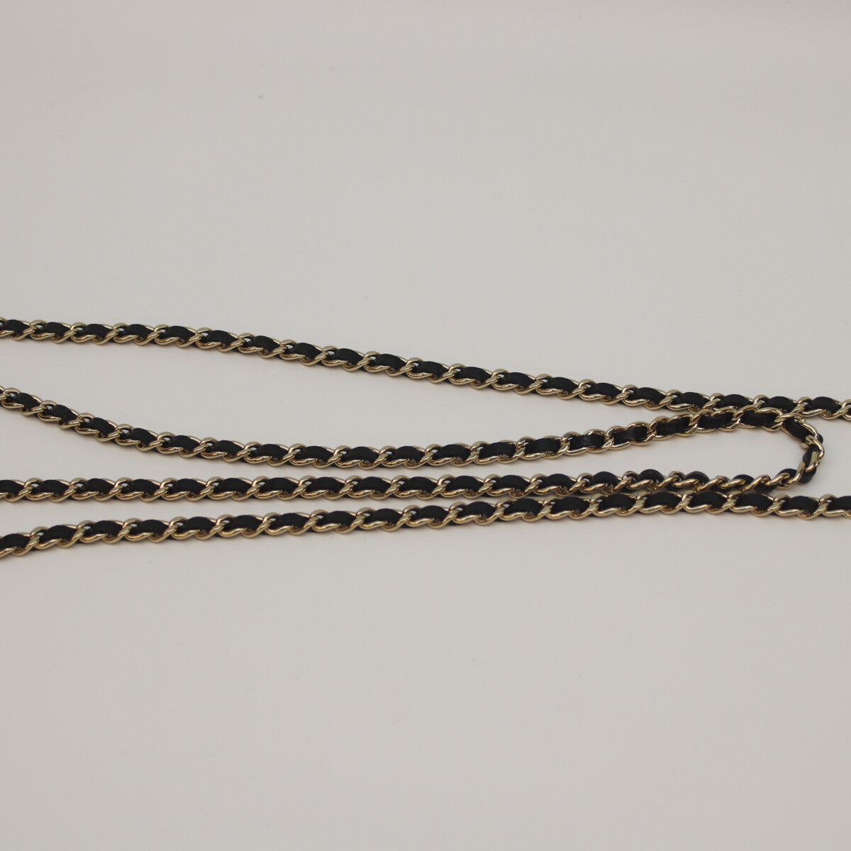 CHANEL シャネル AP0238 ﾗﾝﾀﾞﾑｼﾘｱﾙ ﾀｲﾑﾚｽｸﾗｼｯｸ ﾏﾄﾗｯｾ ﾌﾞﾗｯｸ×ｼｬﾝﾊﾟﾝｺﾞｰﾙﾄﾞ ｷｬﾋﾞｱｽｷﾝ ﾁｪｰﾝｸﾗｯﾁ ショルダーバッグ