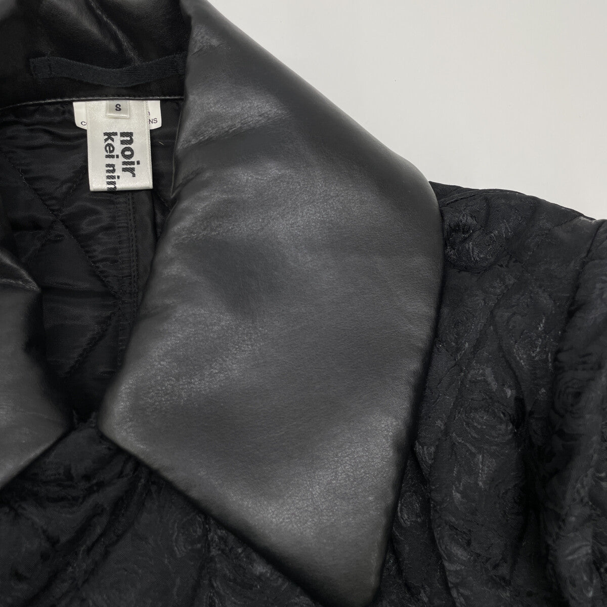 COMME des GARCONS Noir Kei Ninomiya コムデギャルソンノワールケイニノミヤ AD2017 3TｰC005 ﾌﾞﾗｯｸ 花柄 ﾍﾞﾙﾃｯﾄﾞｷﾙﾃｨﾝｸﾞｺｰﾄ コート S