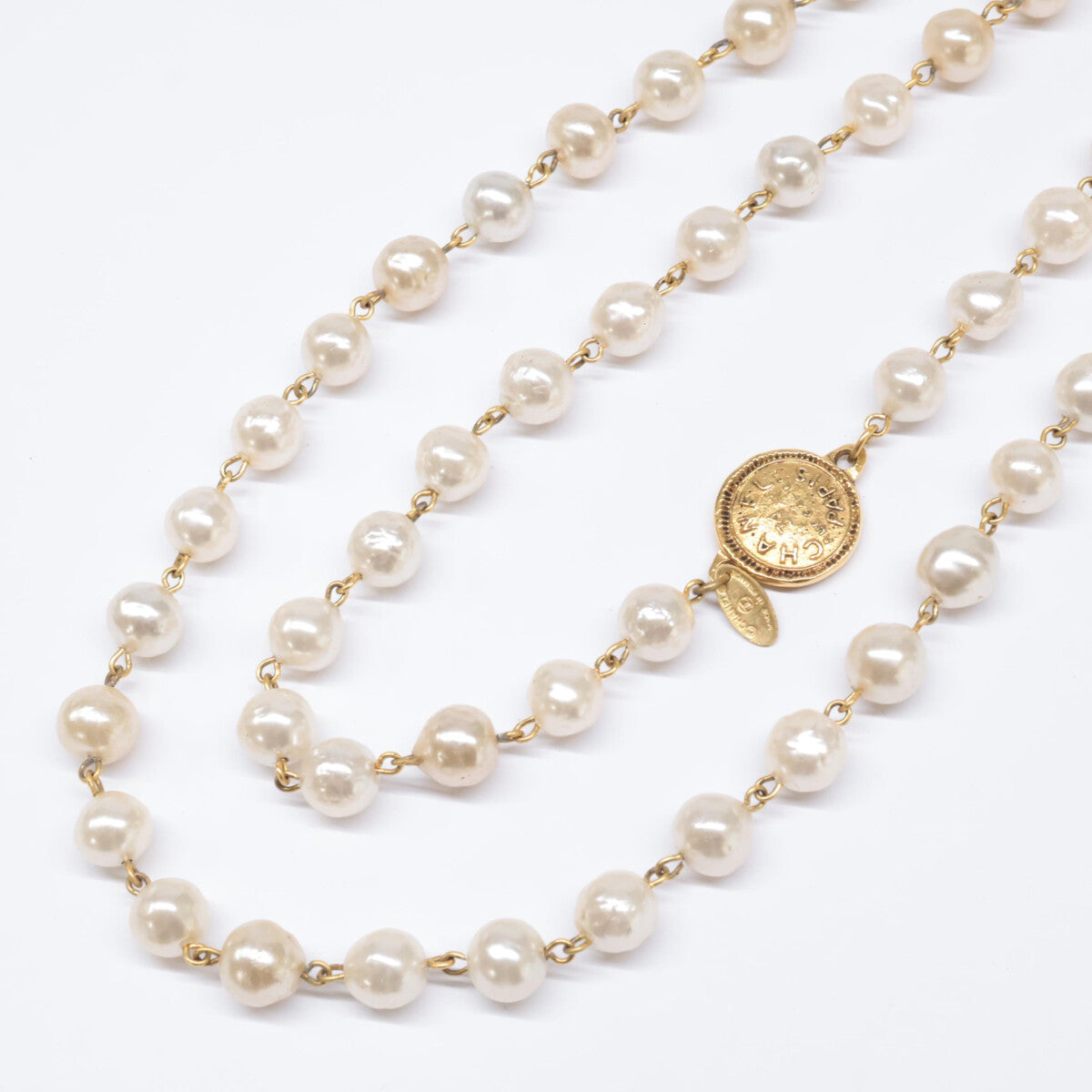 CHANEL シャネル 12P A61660Y09448 ヴィンテージ ロゴプレート フェイクバロックパール ロング ネックレス