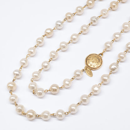 CHANEL シャネル 12P A61660Y09448 ヴィンテージ ロゴプレート フェイクバロックパール ロング ネックレス