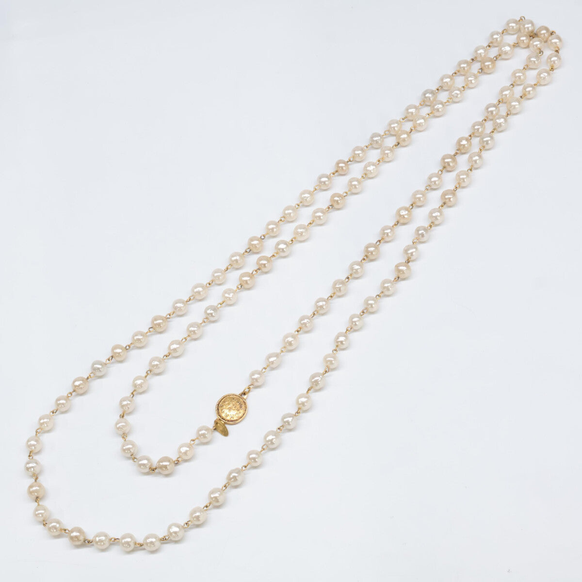 CHANEL シャネル 12P A61660Y09448 ヴィンテージ ロゴプレート フェイクバロックパール ロング ネックレス