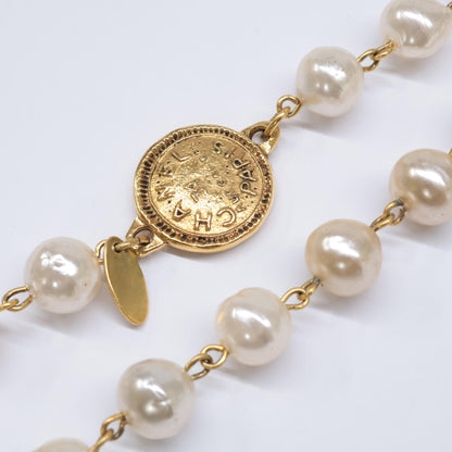 CHANEL シャネル 12P A61660Y09448 ヴィンテージ ロゴプレート フェイクバロックパール ロング ネックレス