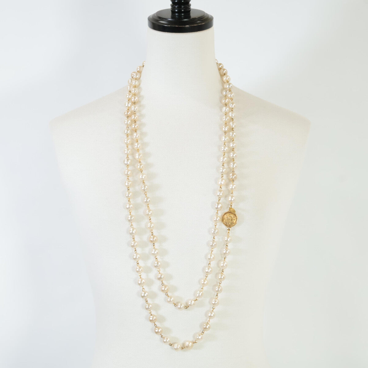 CHANEL シャネル 12P A61660Y09448 ヴィンテージ ロゴプレート フェイクバロックパール ロング ネックレス