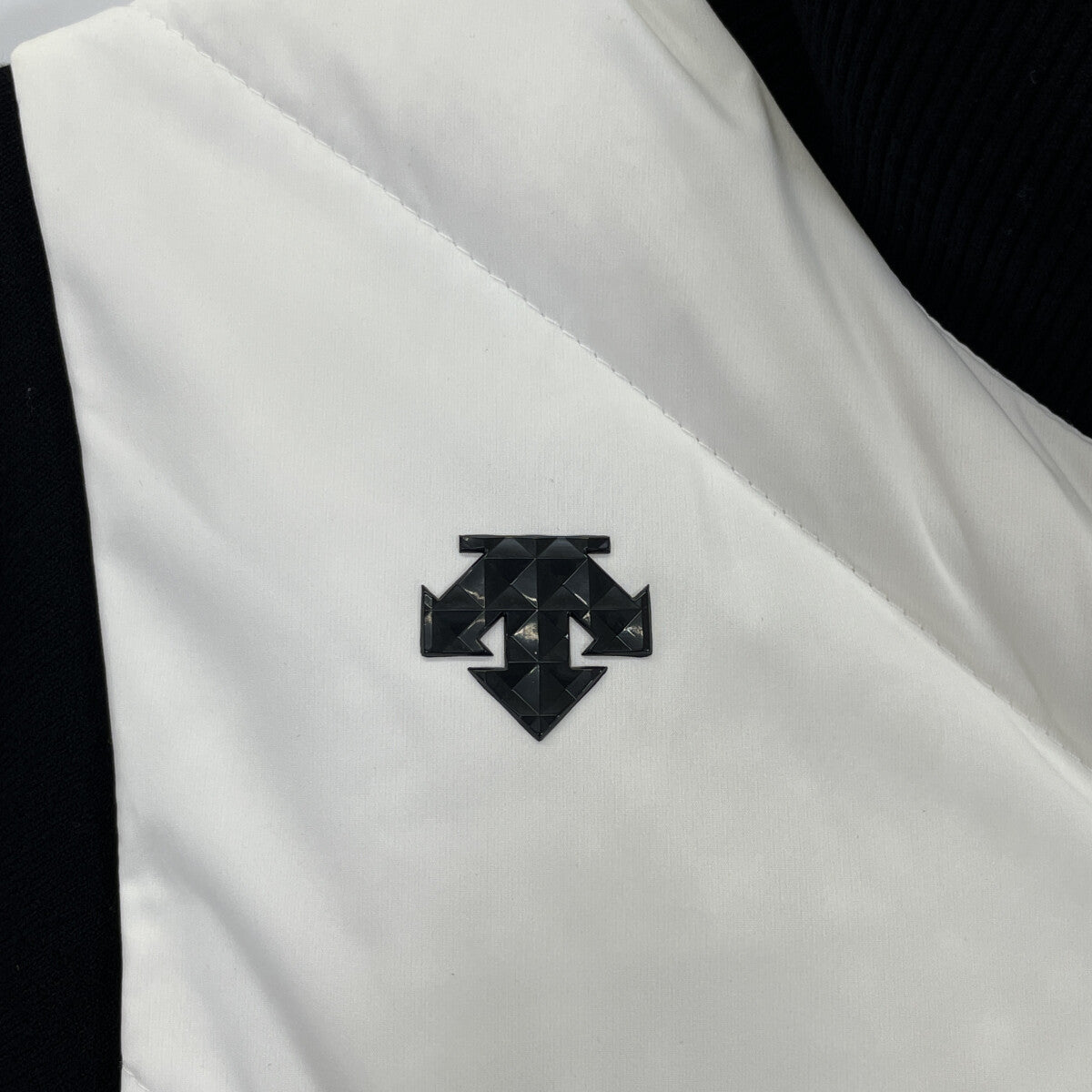 DESCENTE デサント ﾎﾜｲﾄ×ﾌﾞﾗｯｸ ﾄﾞｯｷﾝｸﾞ ﾄｯﾌﾟｽ トップス M