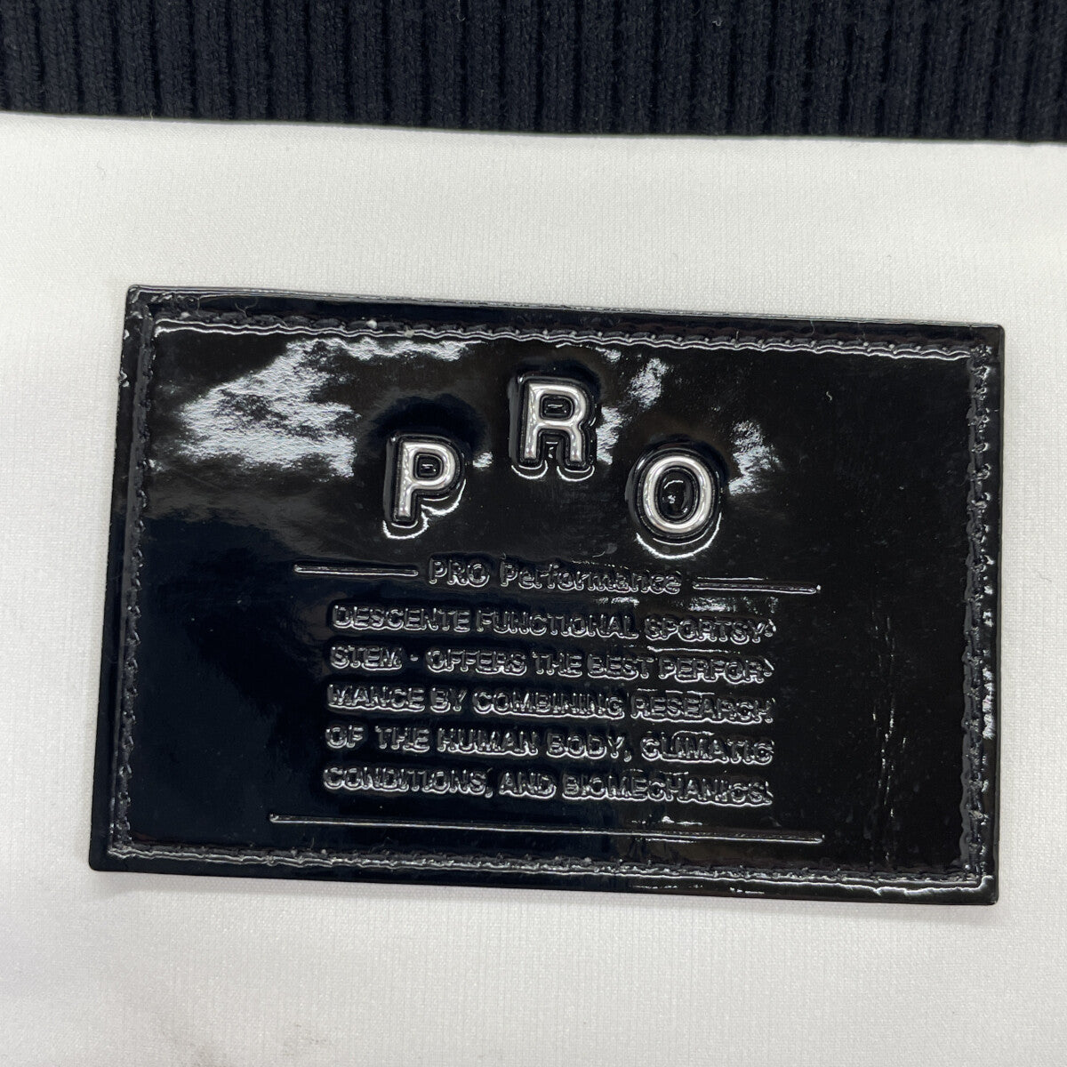 DESCENTE デサント ﾎﾜｲﾄ×ﾌﾞﾗｯｸ ﾄﾞｯｷﾝｸﾞ ﾄｯﾌﾟｽ トップス M