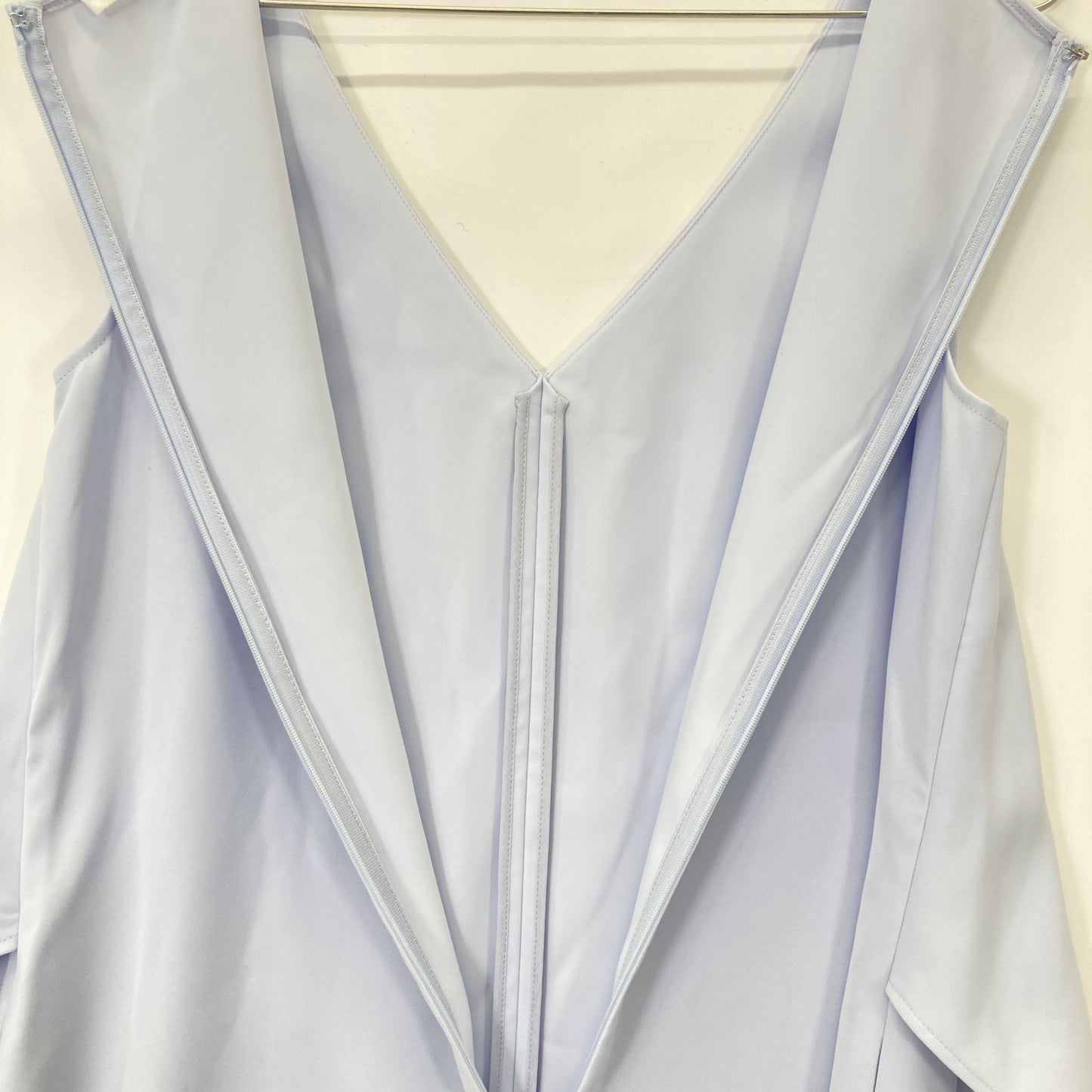 ADEAM アディアム 42223 ｻｯｸｽﾌﾞﾙｰ ﾚｲﾔｰﾄﾞﾃﾞｻﾞｲﾝ ﾉｰｽﾘｰﾌﾞﾄﾞﾚｽﾜﾝﾋﾟｰｽ トップス M